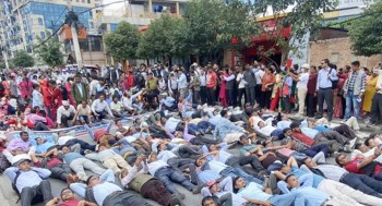 आन्दोलनलाई निरन्तरता दिँदै सडकमै सुते शिक्षकहरु 